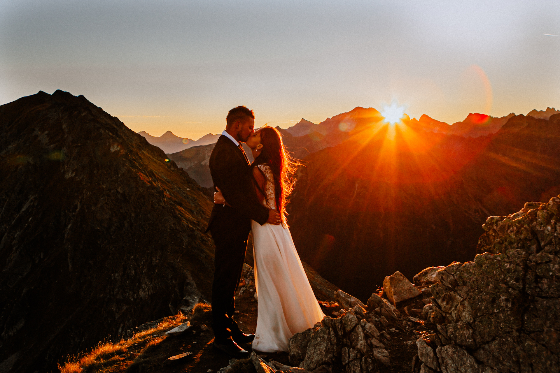 Fotografia ślubne - zdjęcie młodej pary w górach przy zachodzącym słońcu