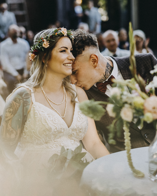 Fotografia ślubna pokazująca szczęśliwą parę młodą