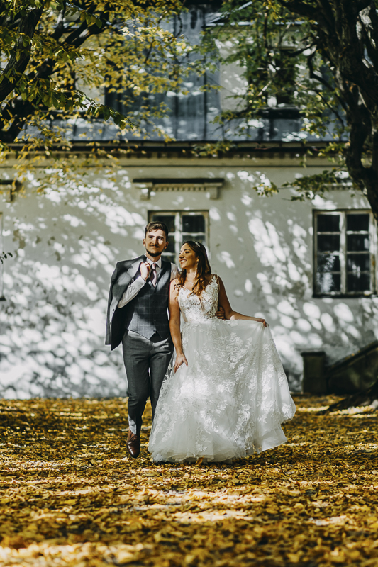 Fotografia ślubna pokazująca spacer pary młodej