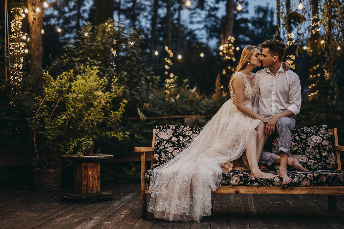 Fotografia ślubna pokazująca młodą parę na ławce