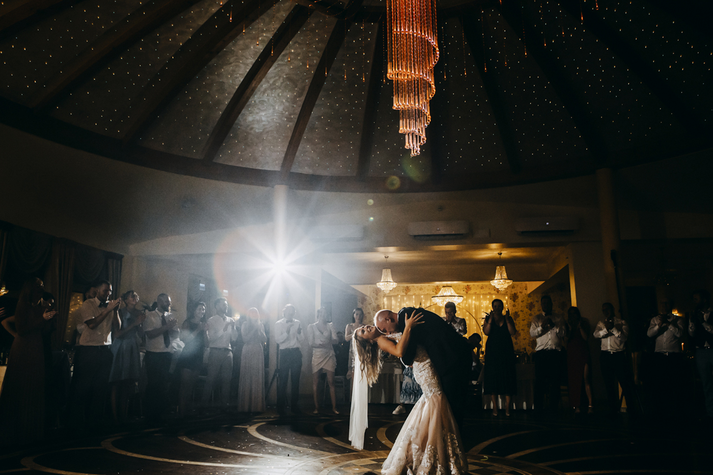 Fotografia ślubna pokazująca taniec pary młodej