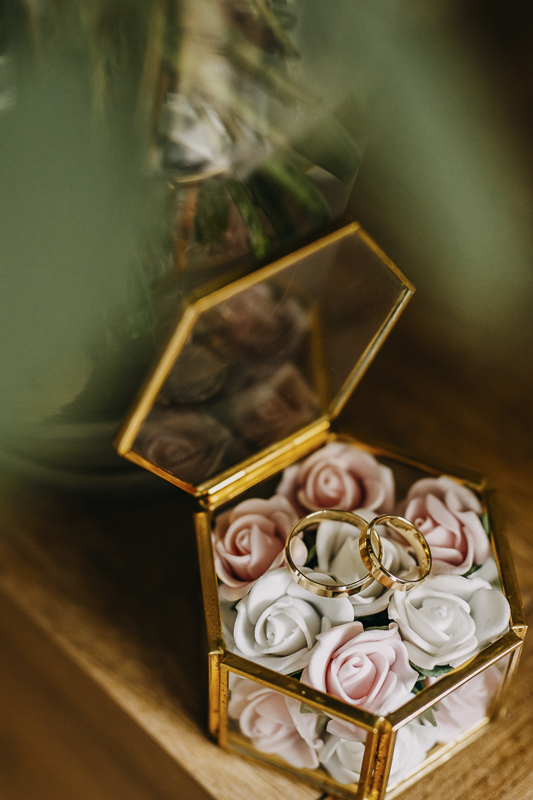 Fotografia ślubna pokazująca obrączki w ciekawy sposób